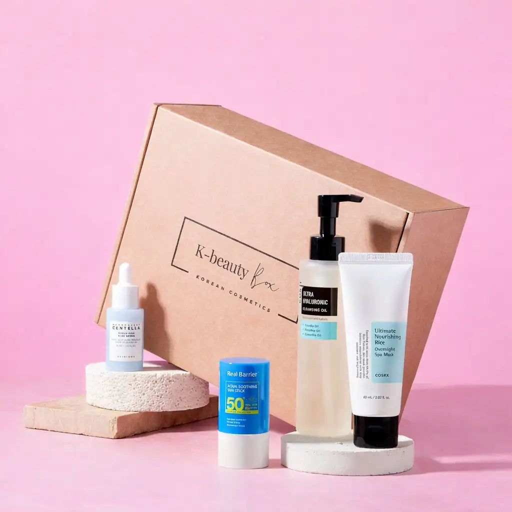 Boîte de cosmétiques coréens avec un logo noir minimaliste sur un carton beige.