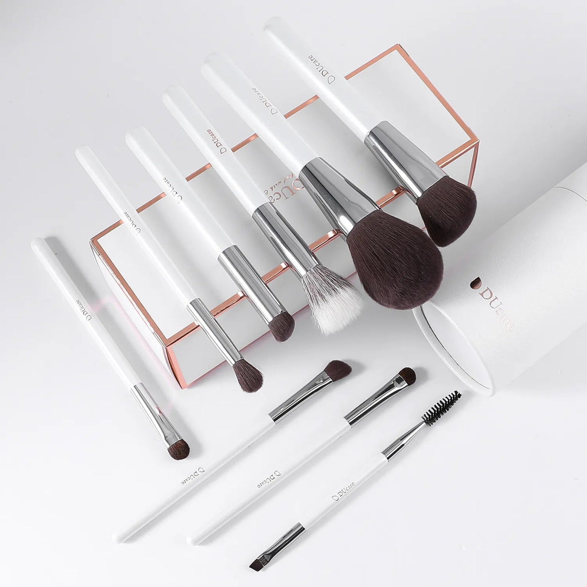 DUCARE - Ensemble de 9 pinceaux blancs pour le visage et les yeux avec support