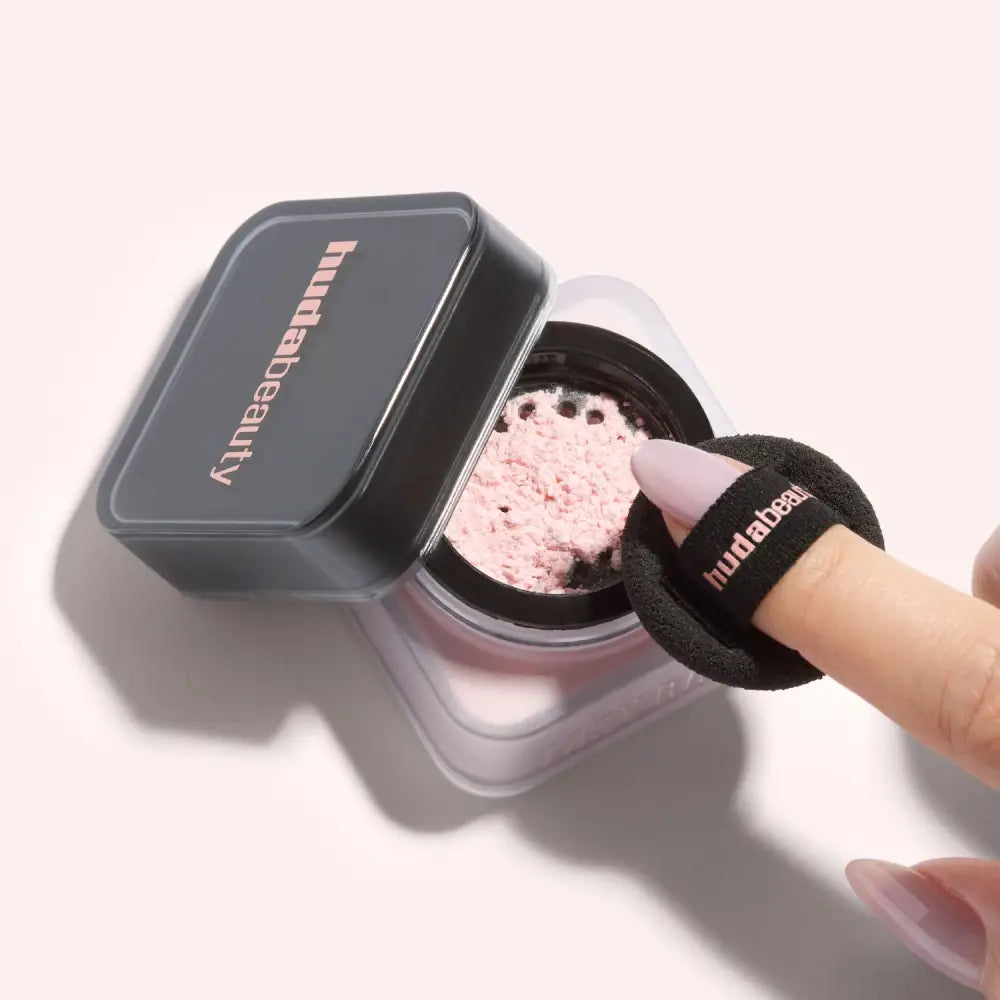 HUDA BEAUTY - MINI Easy Bake Loose Baking & Setting Powder - Poudre Libre - réf Sugar Cookie Highlighter