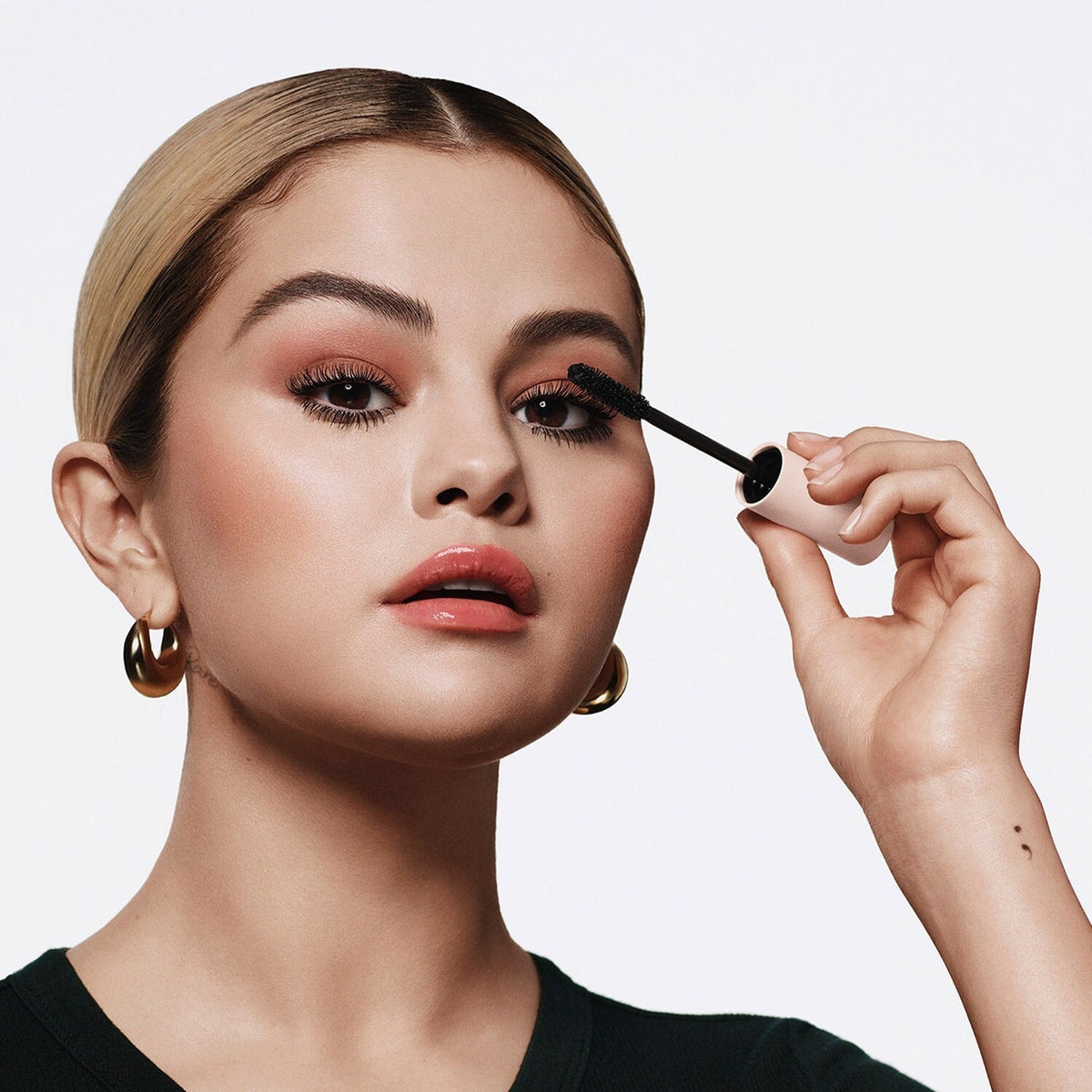 rare-beauty-perfect-strokes-universal-mascara-volumisant
