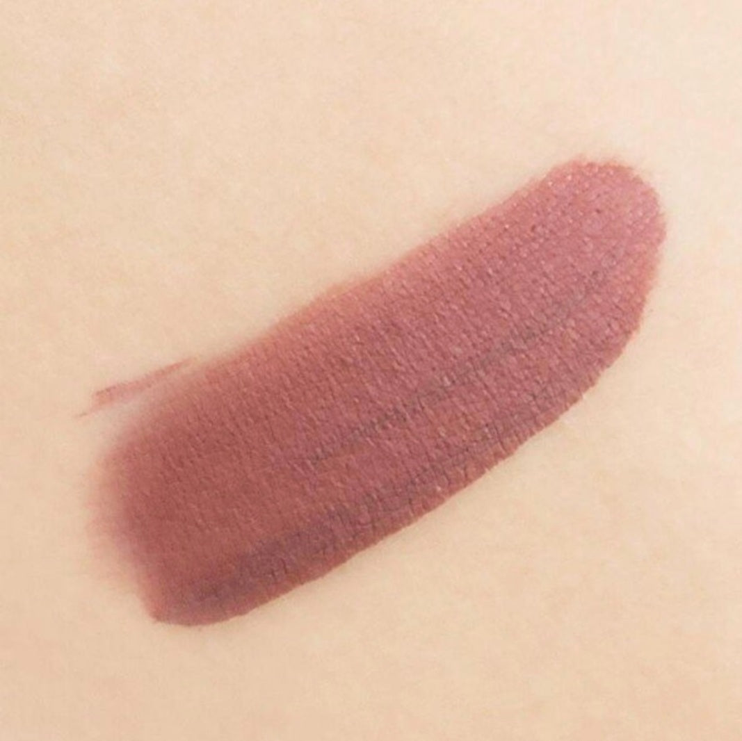 thebalm-cosmetics-meet-matte-hughes-rouge-a-levres-liquide-longue-duree-charming